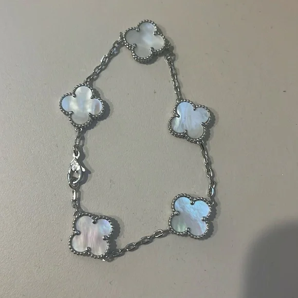 Fashion Clover Bracelet Inspired - Picture 1 of 4